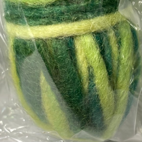 Dimensions Feltworks 100% Wool Pencil Roving Variegated Green Needle Felting - Picture 8 of 16